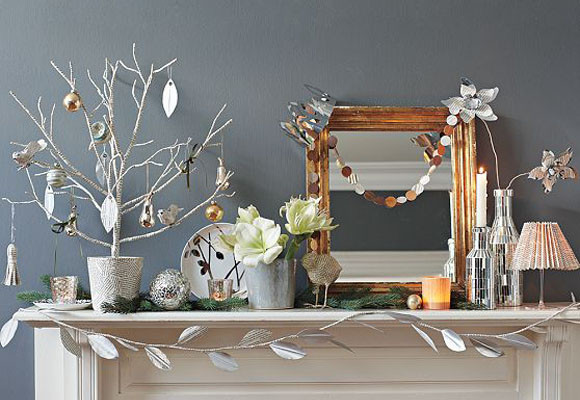 Árboles de Navidad alternativos 9 El esqueleto de un árbol sobre la chimenea