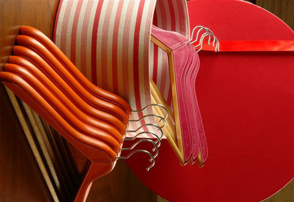 Complementos para el armario: perchas naranjas y rosas