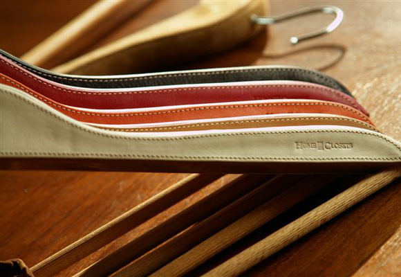 Complementos para el armairo: perchas de piel de diferentes colores