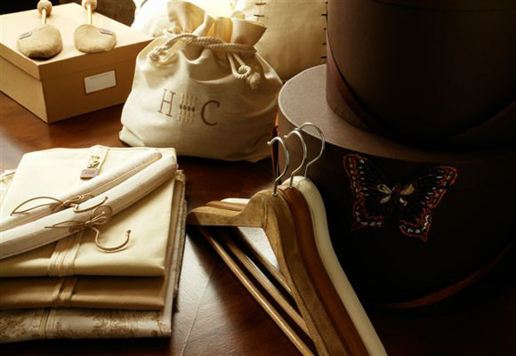 Complementos para el armario: perchas de ante y fundas para la ropa