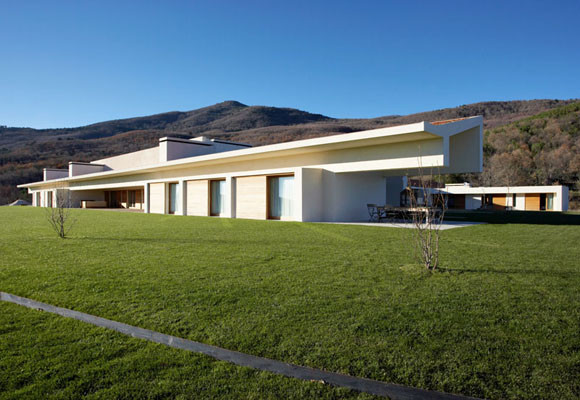 Rodeada de una gran masa arbórea