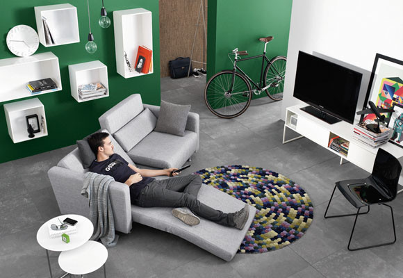 Consejos para decorar el salón 11 Prueba el sofá antes de tomar la decisión de comprarlo