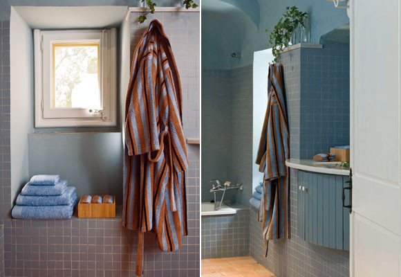 Un baño azul y beige