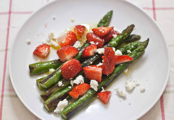 Imagen Ensalada de fresas y espÃ¡rragos con queso 