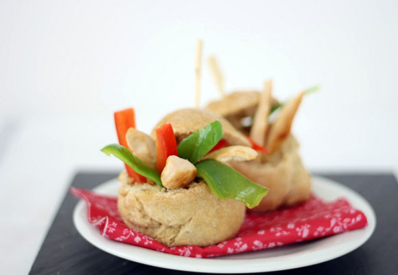 Panecillos picantes con ensalada de pollo y guacamole