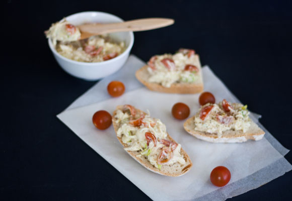 Sandwich de ensalada de pollo con salsa de mostaza