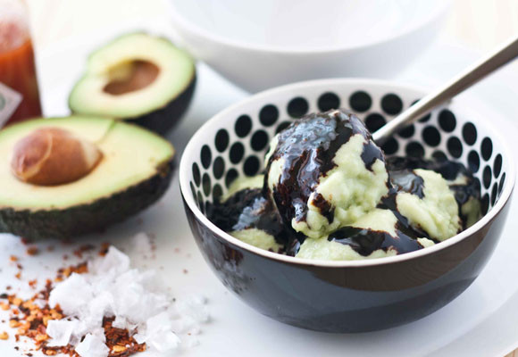 Helado de aguacate con sirope de chocolate y chile