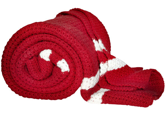 Renueva la decoración navideña! 17 Manta roja para el sofá