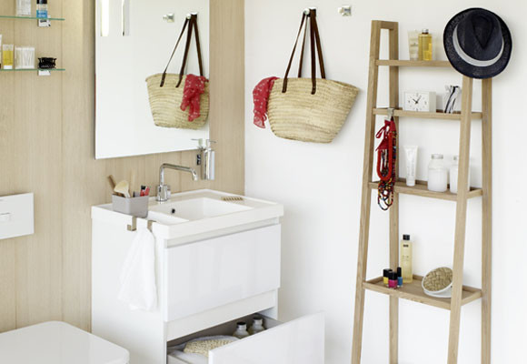 Una estantería de madera en el baño