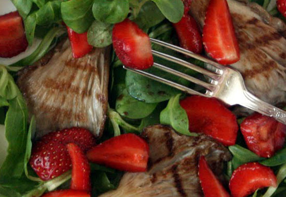 Ensalada de canónigos, fresas y setas