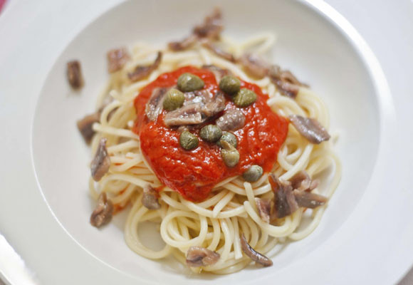 Espagueti con salsa de piquillos, anchoas y alcaparras 
