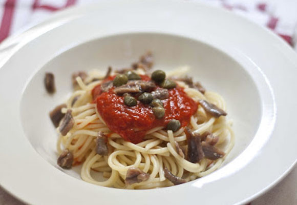 Espagueti con salsa de piquillos, anchoas y alcaparras