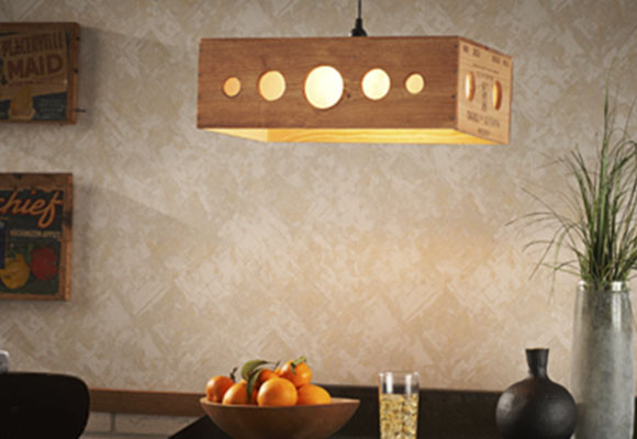 Reutilizar cajas de madera para hacer un regalo a papá 7 Una lámpara con una caja de vino