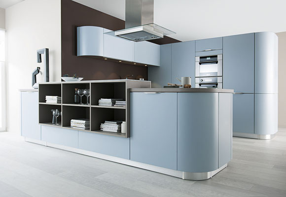 Una cocina dividida en dos zonas