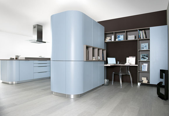 Una cocina dividida en dos zonas