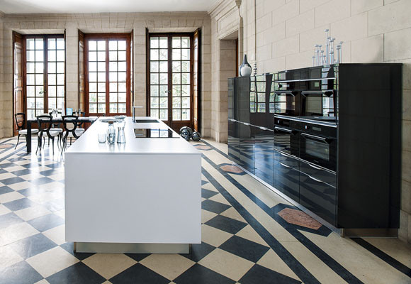 Una cocina moderna en un entorno clásico 