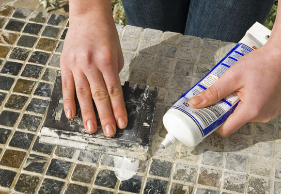Una mesa de mosaico para el jardín