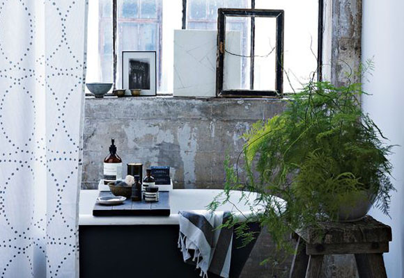 Un baño en blanco y gris