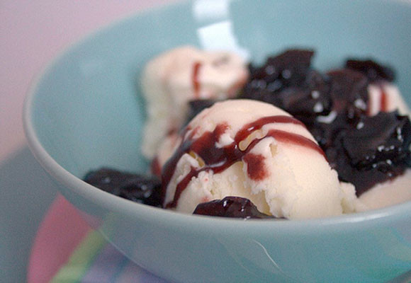 Helado de yogur con salsa de cerezas del Jerte