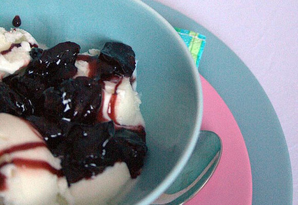 Helado de yogur con salsa de cerezas del Jerte