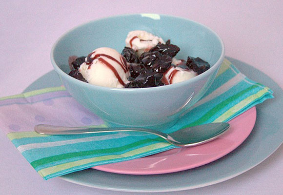 Helado de yogur con salsa de cerezas del Jerte
