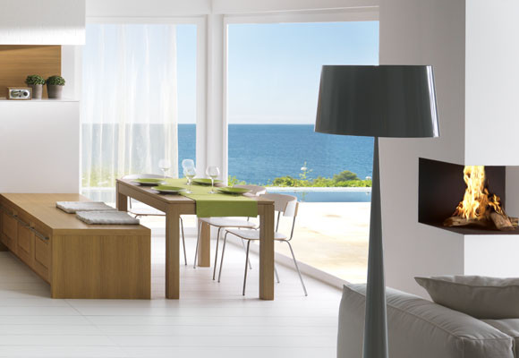 Una cocina comedor con vistas al mar