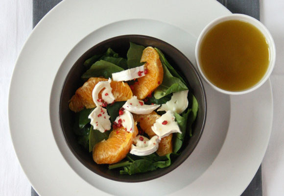 Ensalada de espinacas, queso de cabra y vinagreta de naranja