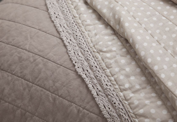 Topos y crochet en un dormitorio de otoño