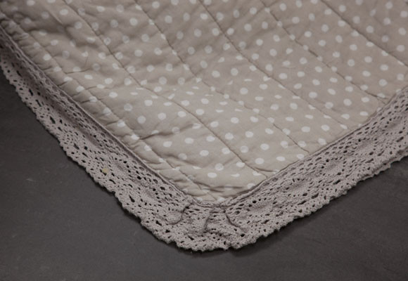 Topos y crochet en un dormitorio de otoño