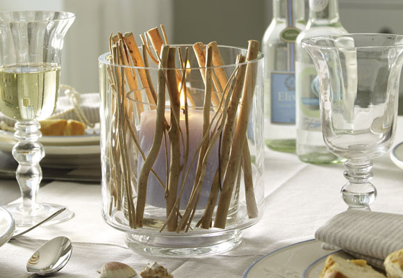 Un centro con ramas y velas