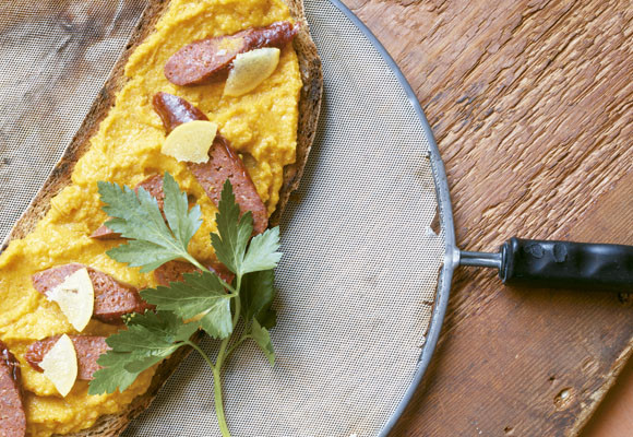 Tosta de hummus de calabaza y merguez