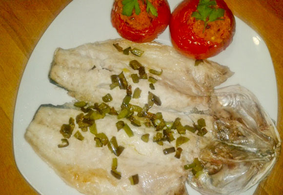 Lubina a la mediterránea con tomates rellenos