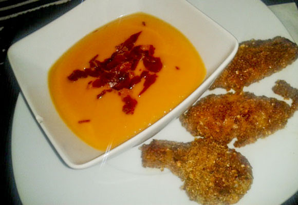 Crema de calabaza y alitas crujipicantes