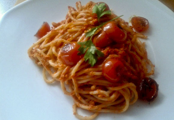Pasta al pesto rojo con cherrys