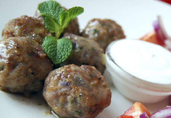 Kofta con salsa de yogur y ensalada de tomate