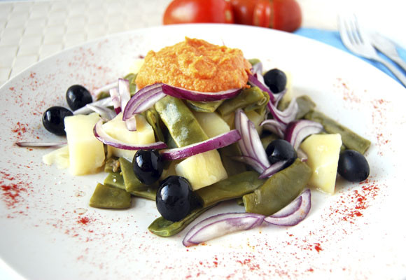 Ensalada templada de judías, patatas y salsa romesco