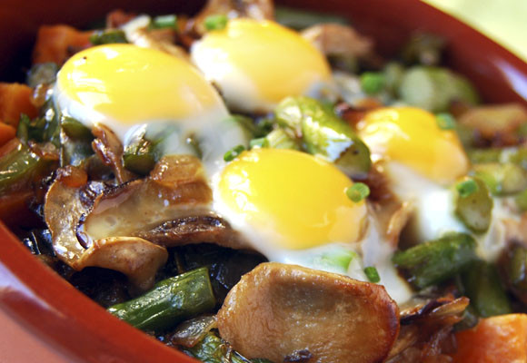 Batatas asadas con huevos de codorniz