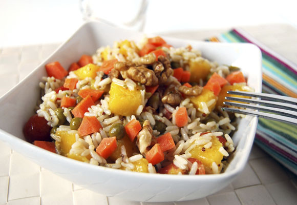 Ensalada de arroz con mango y nueces