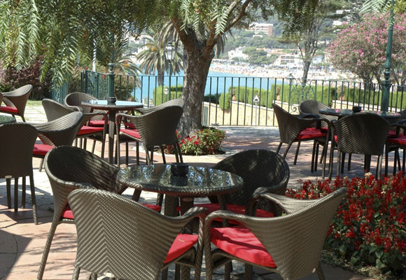 Hostal La Gavina 14 terraza_roja_1.jpg