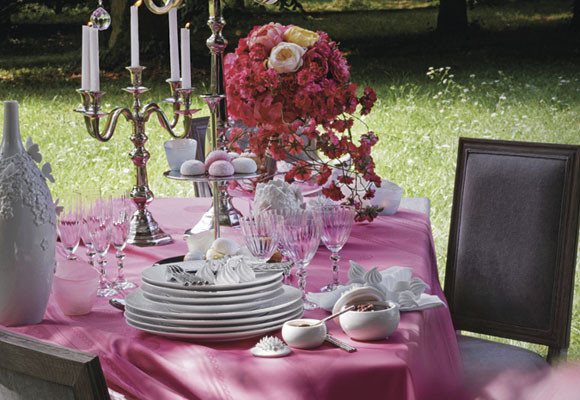 Una elegante mesa en el jardín