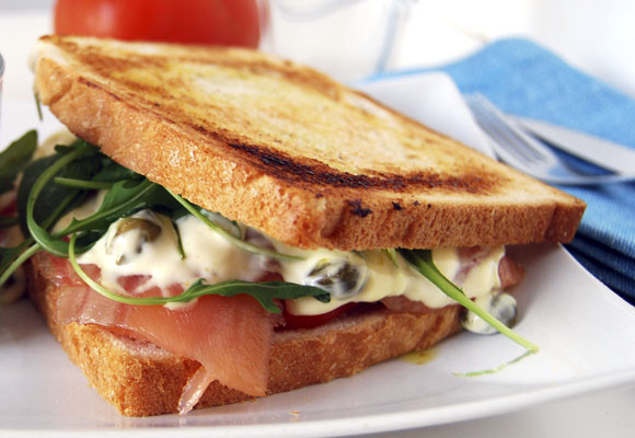 Sandwich de salmón ahumado con salsa tártara 7 Sandwich de salmón ahumado con salsa tártara