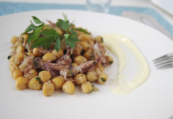 Garbanzos salteados con puntillas