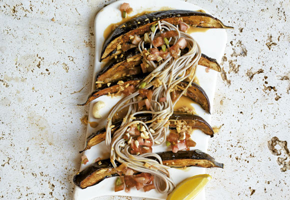 Berenjena asada con fideos de soba