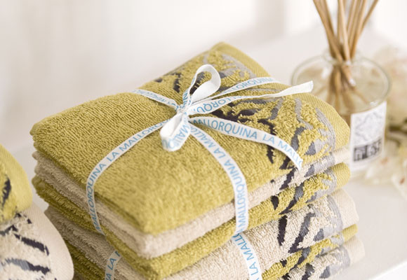 Un toque mostaza en el baño