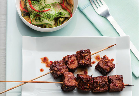 Brochetas de tempeh con salsa hoisin