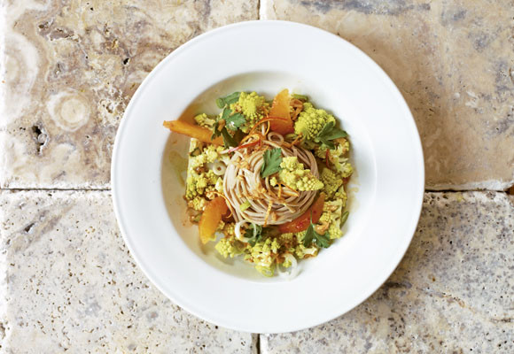 Ensalada de soba, coliflor y naranja sanguina