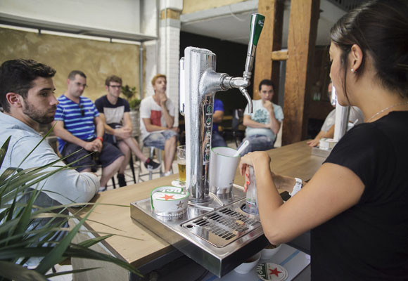 Heineken te enseña a tirar cervezas 7 Heineken te enseña a tirar cervezas