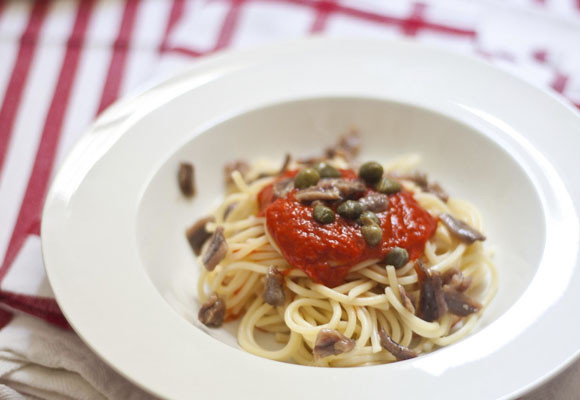 Espagueti con salsa de piquillos, anchoas y alcaparras