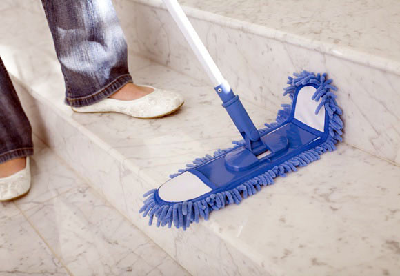 Usos del suavizante para ropa que desconoces y te sorprenderán 8 Limpiar la casa de forma ecológica