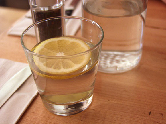 Cercos de agua en los muebles, ¿Cómo limpiarlos?